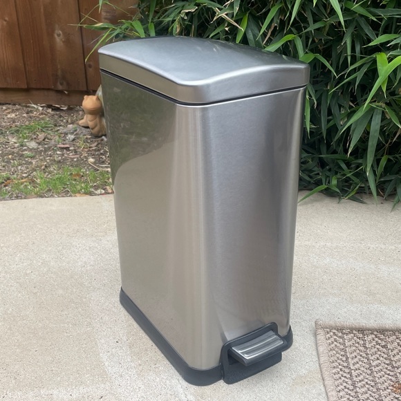 Trash Can - Picture 2 of 8